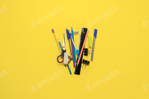 Visualização: um layout de vista superior de alguns materiais escolares diferentes em fundo pastel