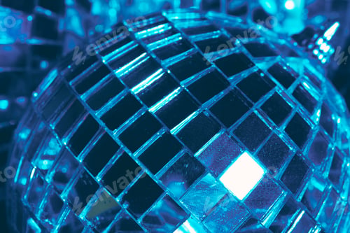 Preview: Mirror balls Illuminating in the dark close up