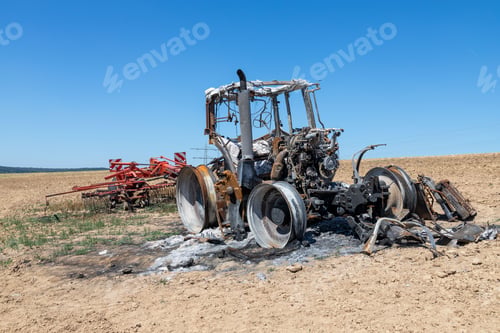 Preview: Tractor with trailer on field burned down