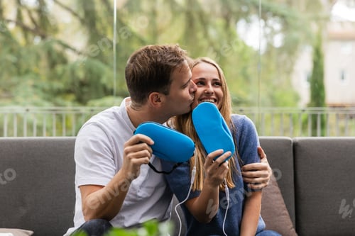 Preview: Happy couple showing innovative sleep masks with temperature control