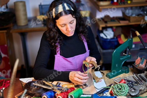 Preview: Craftswoman working leather