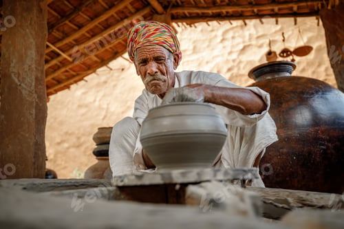 Preview: Potter at work makes ceramic dishes. India, Rajasthan.