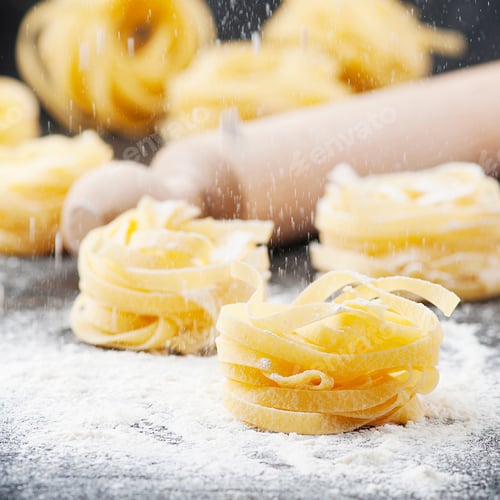 Visualização: Macarrão cru com farinha na mesa