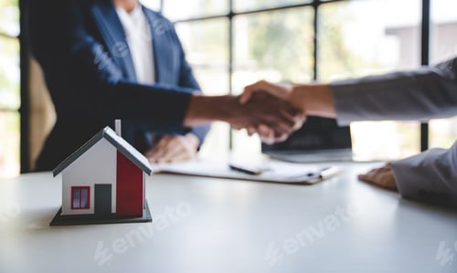 Preview: real estate agent Delivering sample homes to customers, mortgage loan contracts. Make a contract for