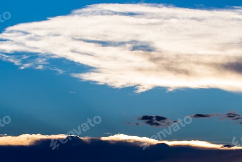 Vorschau: bunter dramatisch Himmel mit Wolken bei Sonnenuntergang.