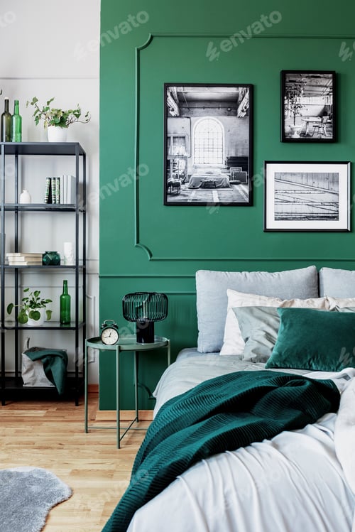 Visualização: Interior de quarto elegante com cama de casal e parede verde esmeralda
