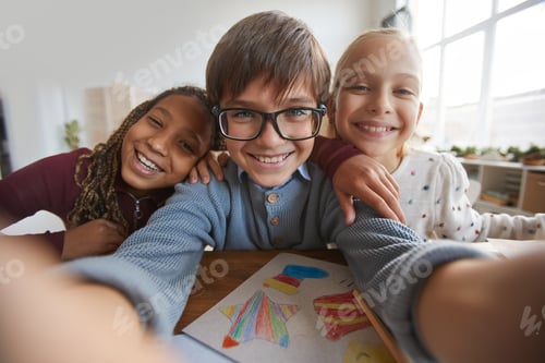 Preview: Kids Taking Selfie in Class