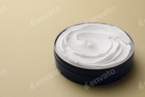 Vista previa: Jar of face cream on light green background, closeup. Space for text