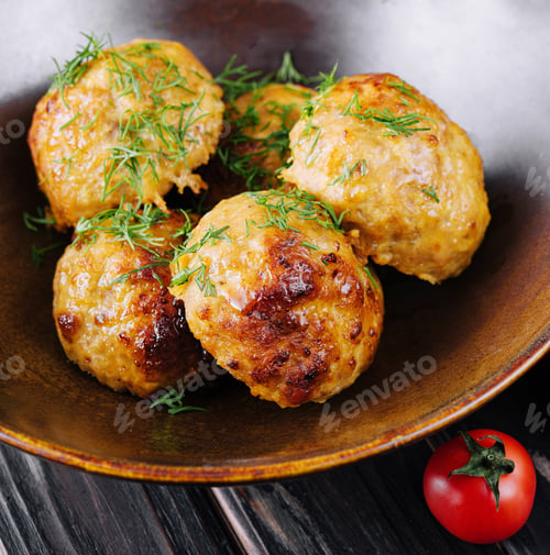 Preview: Fried meatballs decorated with salad and tomatoes
