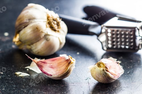 Preview: Fresh garlic and garlic presser.