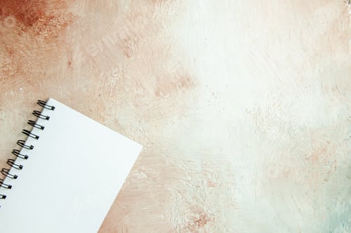 Visualização: vista superior: bloco de notas aberto vazio sobre fundo de luz branca, caneta colorida de ano novo, escola fotográfica de natal