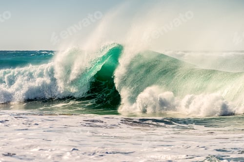 Preview: spectacular wave breaking powerful among foam