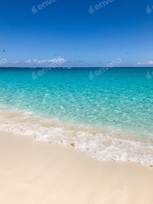 Preview: Turquoise colored water and white sands