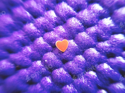 Preview: Golden heart on violet background