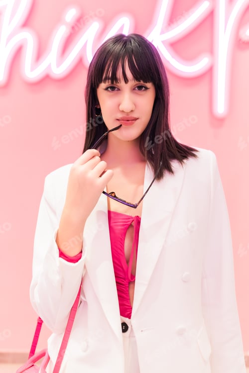 Preview: Stylish woman with trendy accessories looking at camera