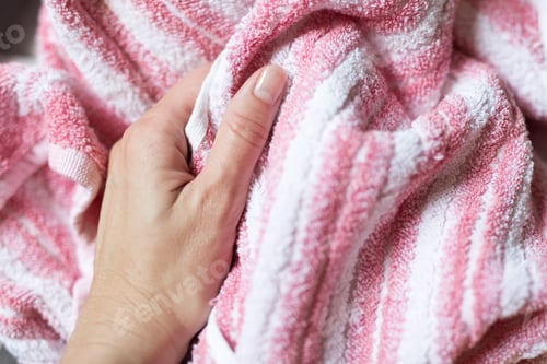 Preview: Hand on towel