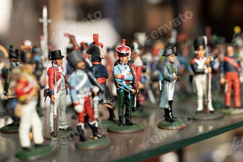 Preview: Tin soldiers in uniform in a vintage store