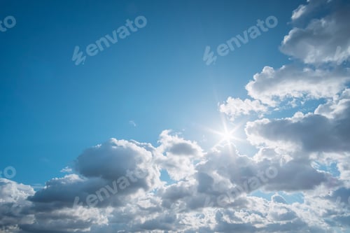 Vorschau: Tiefblauer Himmel und Sommersonne.