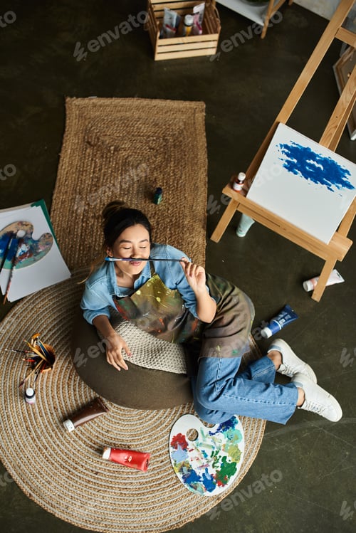 Preview: A moment of reflection in the artists workshop