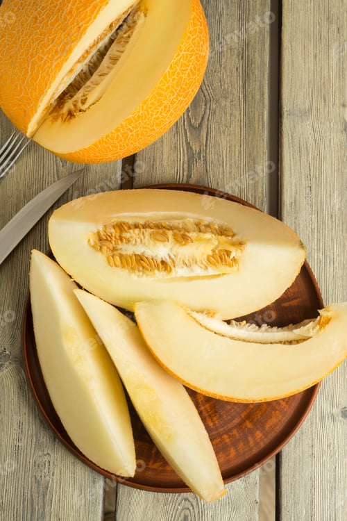 Preview: melon on table