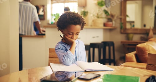 Visualização: Estudante, menino e lição de casa pensando em casa para resolução de problemas, desenvolvimento da aprendizagem e educação