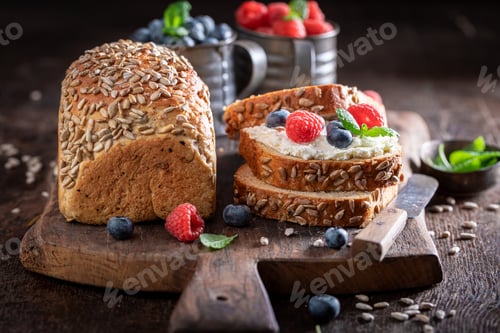 Preview: Homemade and sweet whole grain bread as an energetic breakfast.