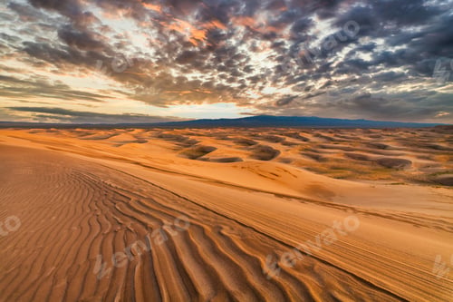 Preview: Beautiful sunset over the sand dunes in the Arabian Empty Quarter Desert. UAE