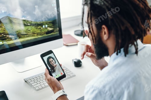 Vista previa: Vista superior trasera del joven africano