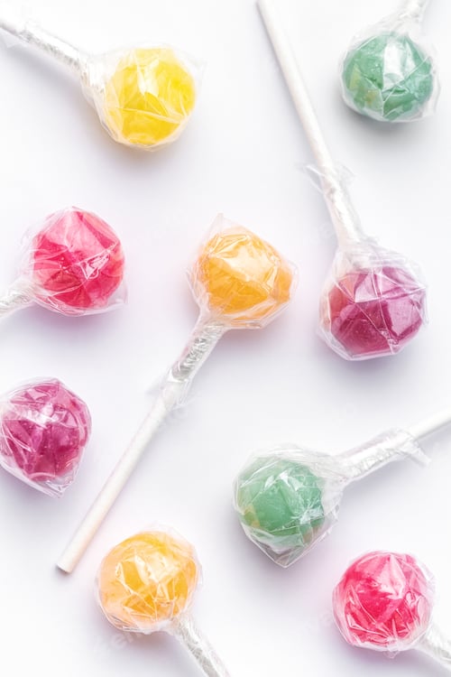 Dulces piruletas sobre fondo blanco