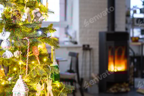 Visualização: O interior festivo da casa é decorado para o Natal e Ano Novo em estilo loft com fogão preto