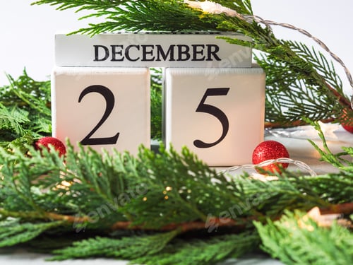 Visualização: 25 de dezembro: data de Natal no calendário em moldura de galhos verdes