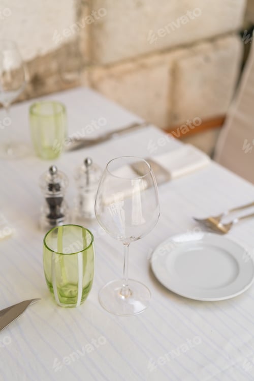 Preview: Restaurant table setup prior to service