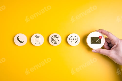 Preview: Message with notification alert, Online communication concept