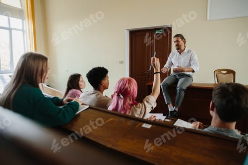 Visualização: Educador conduzindo uma palestra em uma sala de aula com alunos engajados