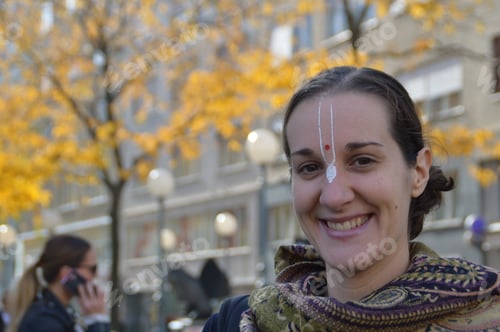 Preview: Portrait of beautiful woman in the city