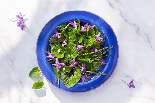 Preview: Delicious lettuce and wildflower salad in a bowl