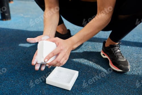 Preview: Using gymnastic chalk
