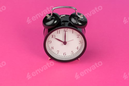 Preview: Vintage black alarm clock on lilac background