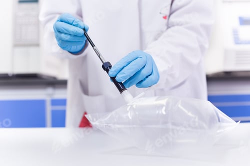 Preview: Scientist in lab