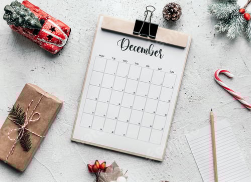 Visualização: Vista superior do calendário de dezembro na tabela. Decorações de Natal.