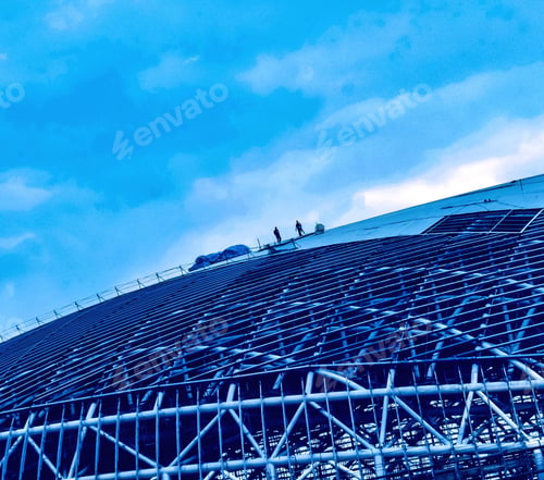 Preview: Construction workers on the roof of a construction site