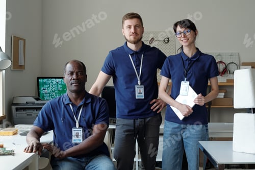 Preview: Professional technicians in blue uniform