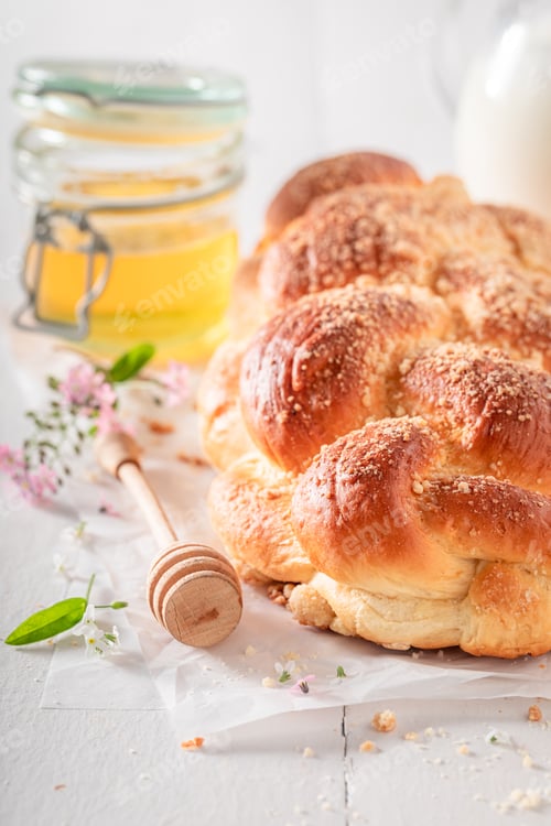 Preview: Fresh golden challah for a tasty breakfast.