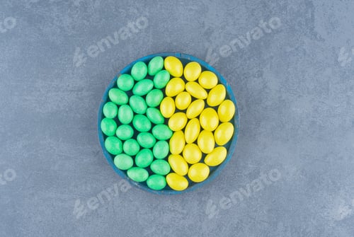 Preview: Delectable gums in the bowl, on the marble background