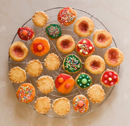 Preview: round, colourful christmas cookies