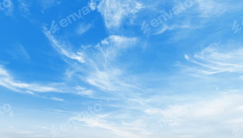 Vorschau: Der Himmel ist blau und klar mit Wolken