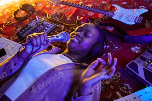 Visualização: Música feminina sorridente deitada no tapete