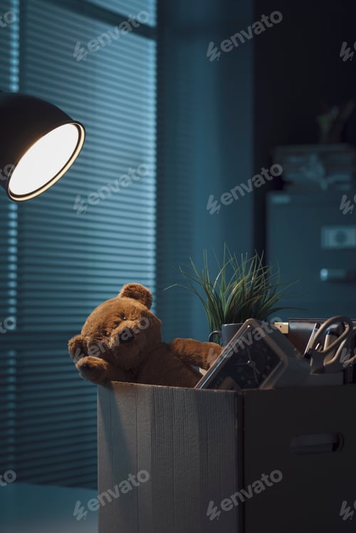 Preview: Box filled with personal belongings in the office