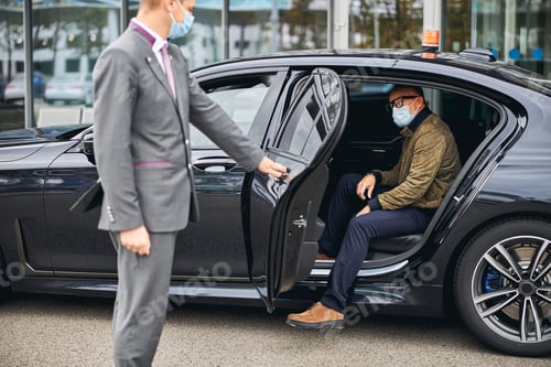 Preview: Man in eyeglasses getting out of the elite taxi