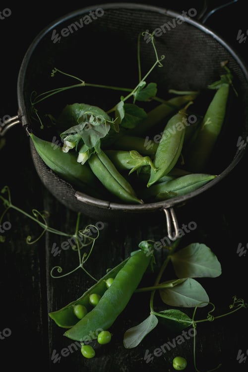 Preview: Young green peas
